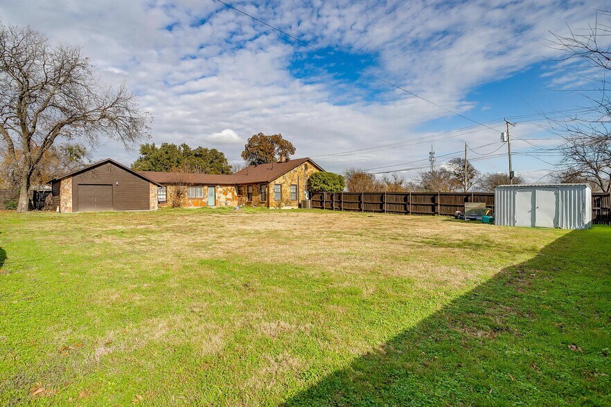 More Photos Of 113 N Tarrant St, Crowley Office For Sale