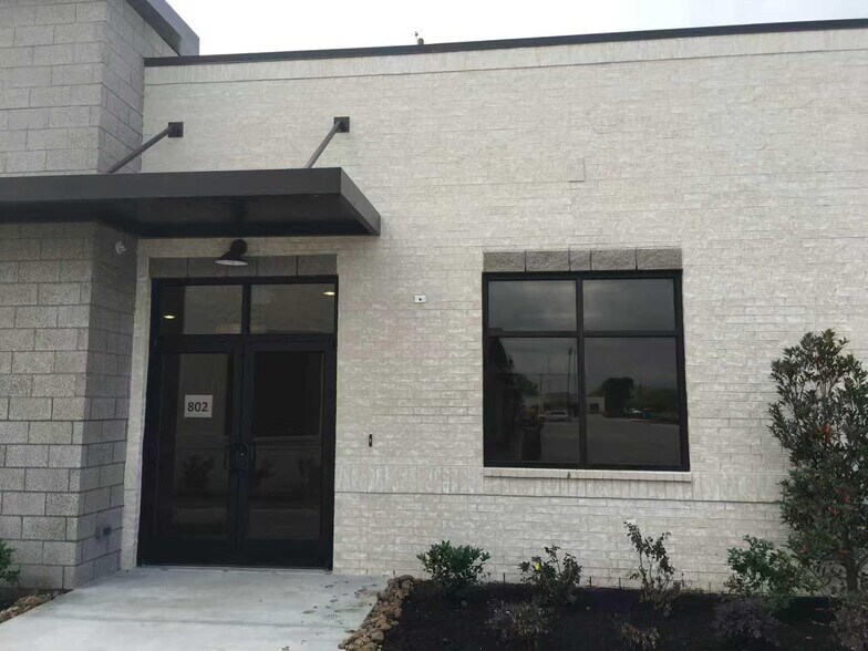 More Photos Of 12440 Emily Ct, Sugar Land Office For Lease