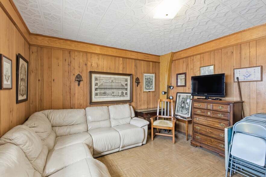 More Photos Of 81 Sprague St, Portsmouth Specialty For Sale