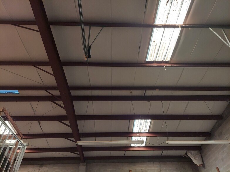 More Photos Of 131 Scarlett Blvd, Oldsmar Warehouse For Lease