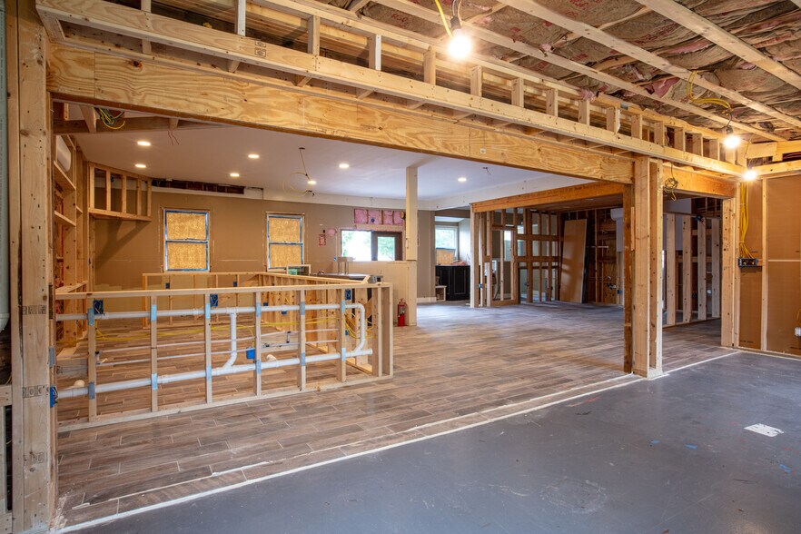 More Photos Of 137 Longwoods Rd, Cumberland Restaurant For Lease