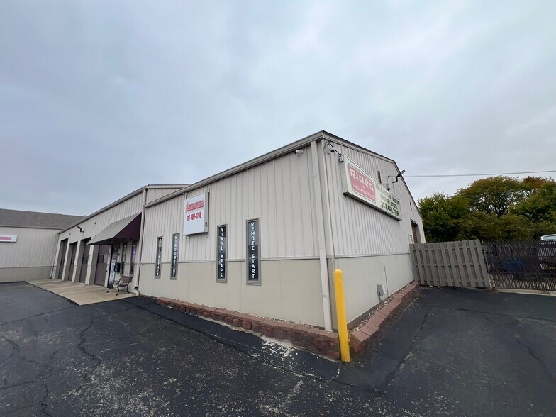 More Photos Of 8350 W Washington St, Indianapolis Auto Repair For Lease