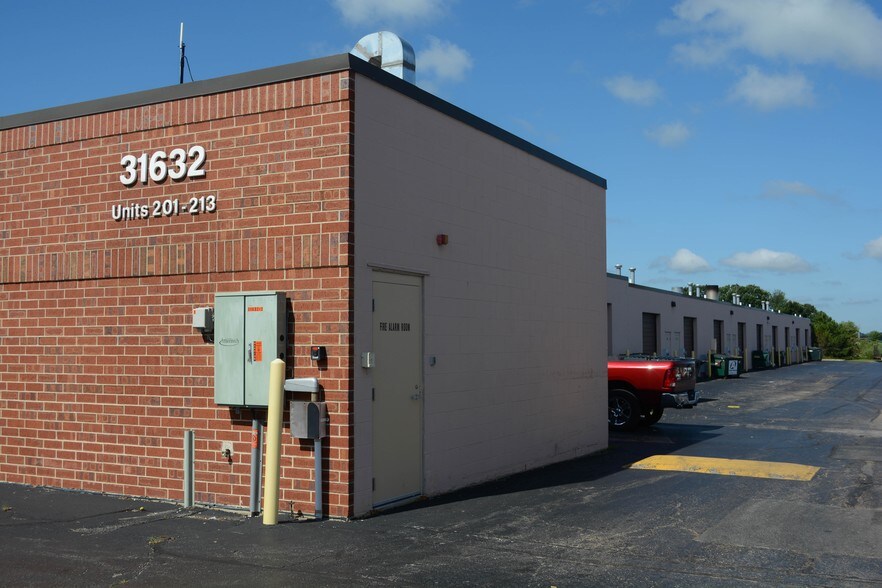 More Photos Of 31632 N Ellis Dr, Volo Warehouse For Lease