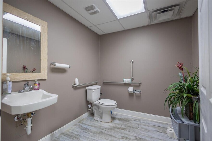 More Photos Of 252 Commerce Dr, Tompkinsville Warehouse For Sale