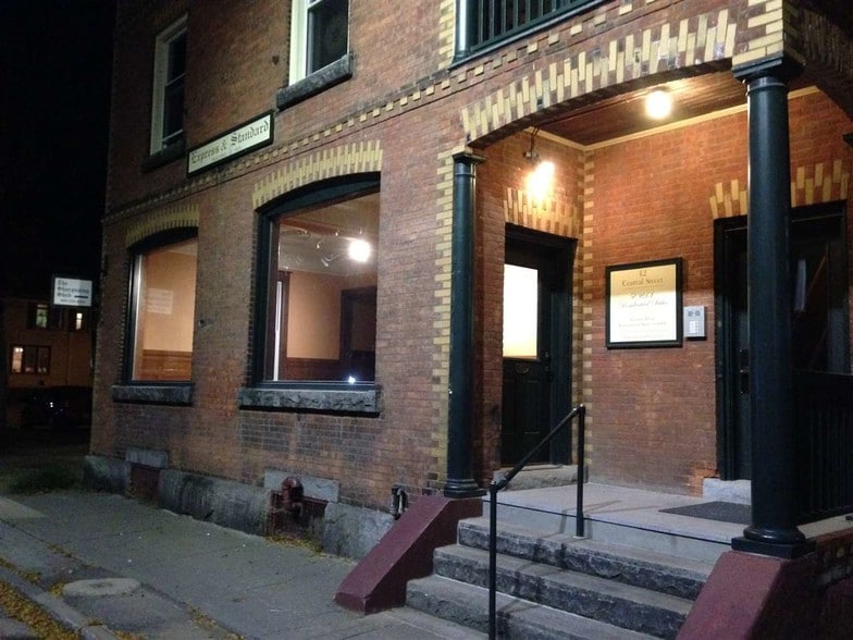 More Photos Of 42 Central St, Newport Flex For Lease