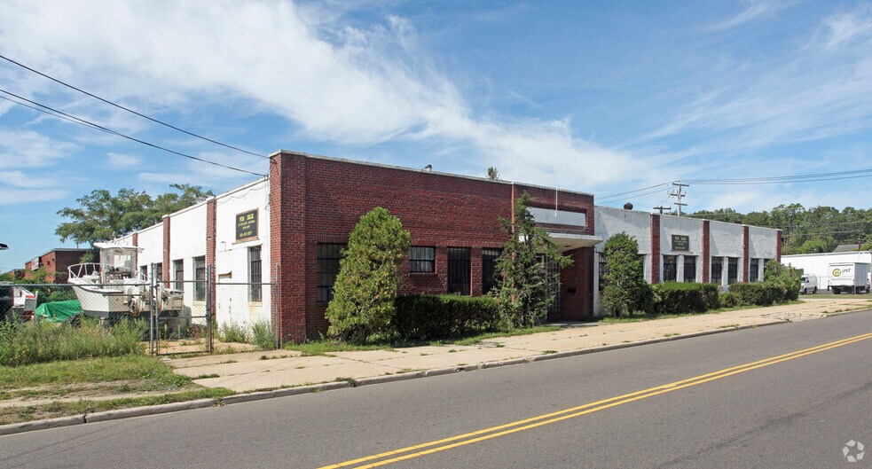 Primary Photo Of 1700 Strongs Ave N, Copiague Manufacturing For Lease