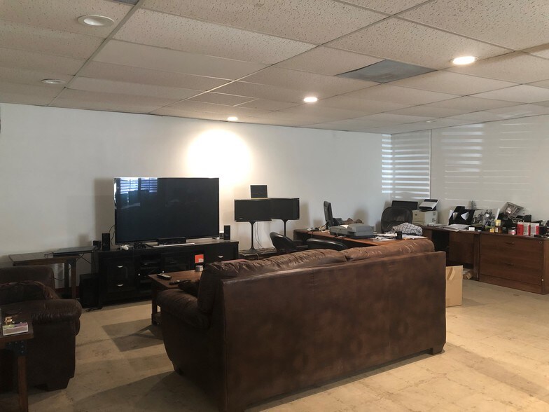 More Photos Of 4485 Runway St, Simi Valley Warehouse For Lease