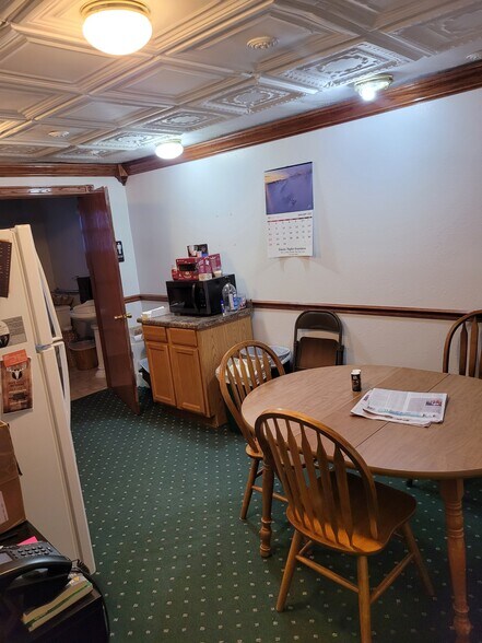 More Photos Of 505 N 3rd St, Red Oak Office For Sale