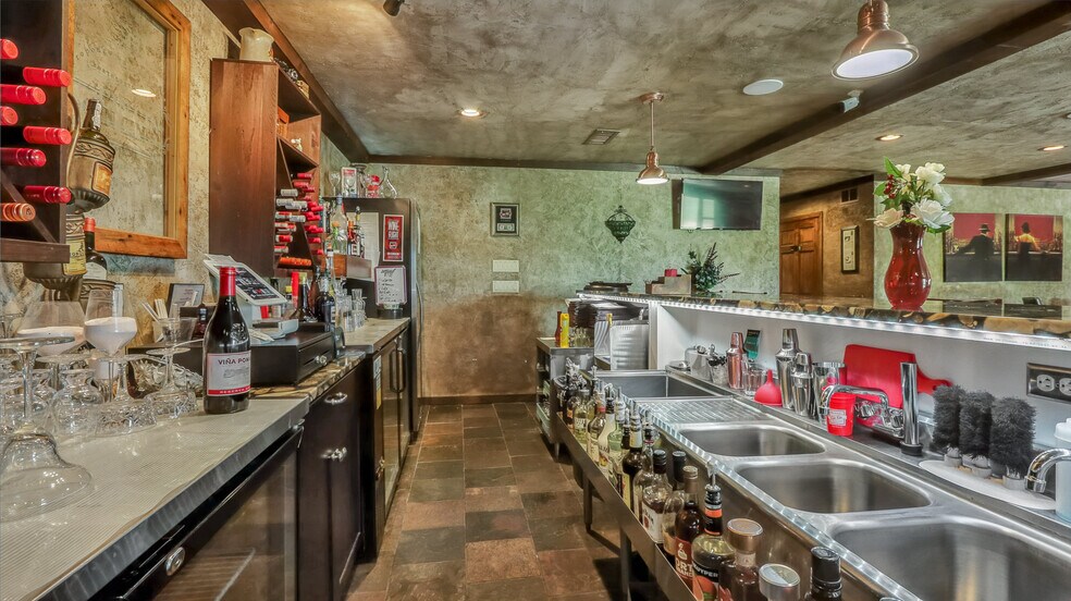 More Photos Of 1114 N Bluebird Rd, Eagle River Bar For Sale