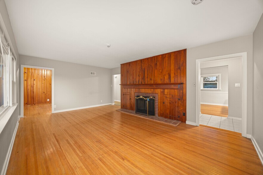 More Photos Of 704 E 9th St, Lockport Medical For Sale