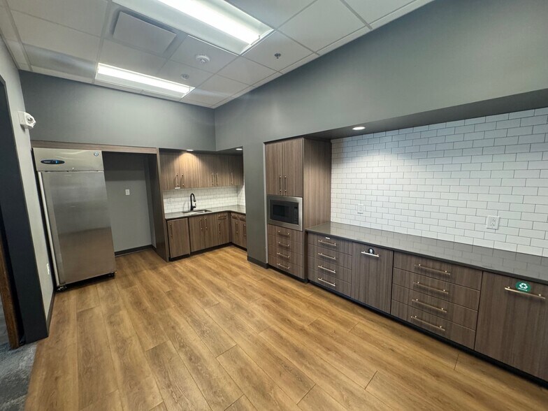 More Photos Of 6751 Parker Farm Dr, Wilmington Office For Lease