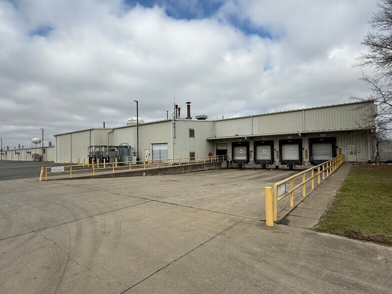 More Photos Of 801 S Main St, Dumas Manufacturing For Sale