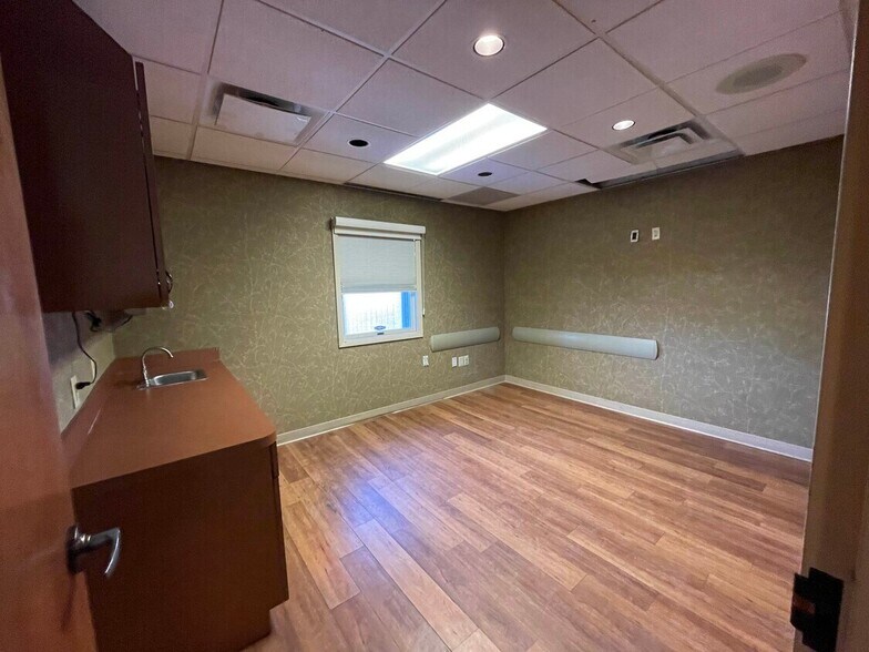 More Photos Of 11345 Pembrooke Sq, Waldorf Medical For Sale