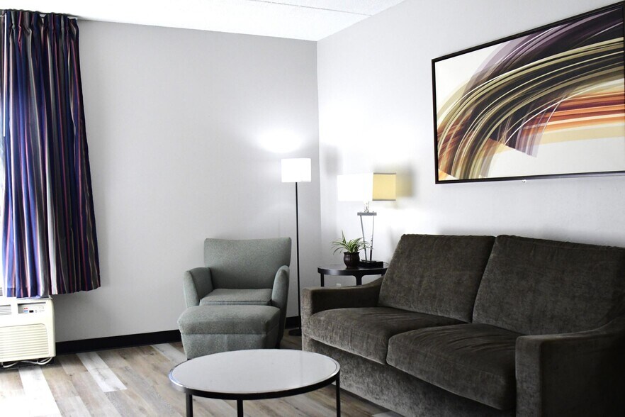 More Photos Of 2075 Highway 192 W, London Hotel For Sale