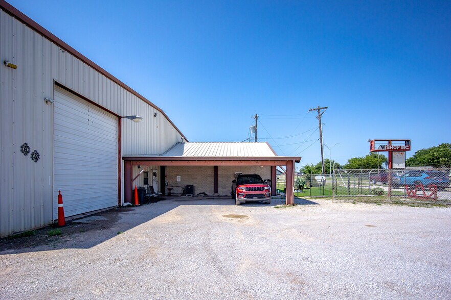 More Photos Of 6209 S Shields Blvd, Oklahoma City Manufacturing For Sale