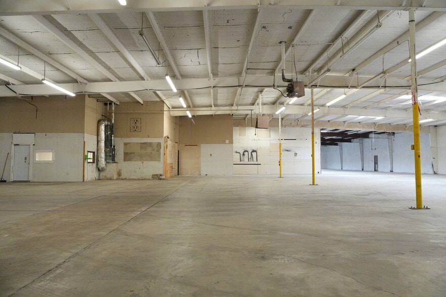 More Photos Of 501 Industrial Dr, Richardson Warehouse For Lease