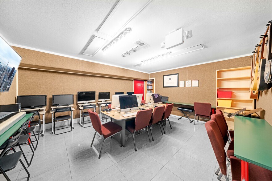 More Photos Of 4100 W Commonwealth Ave, Fullerton Office For Sale