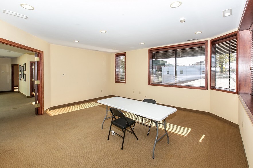 More Photos Of 2040 N Ferry St, Anoka Office For Sale