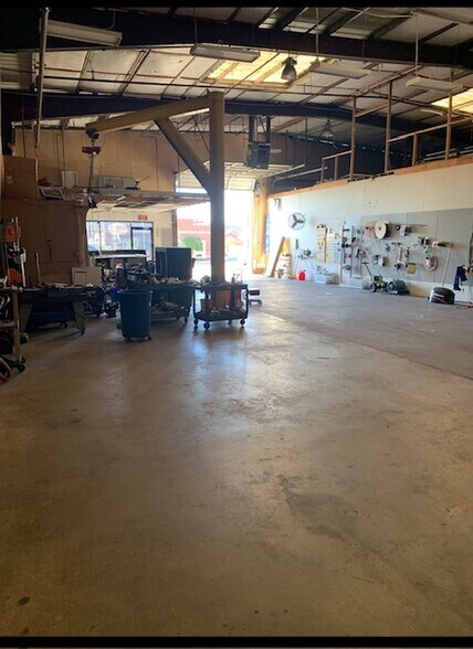 More Photos Of 415 E Main St, Lewisville Flex For Sale