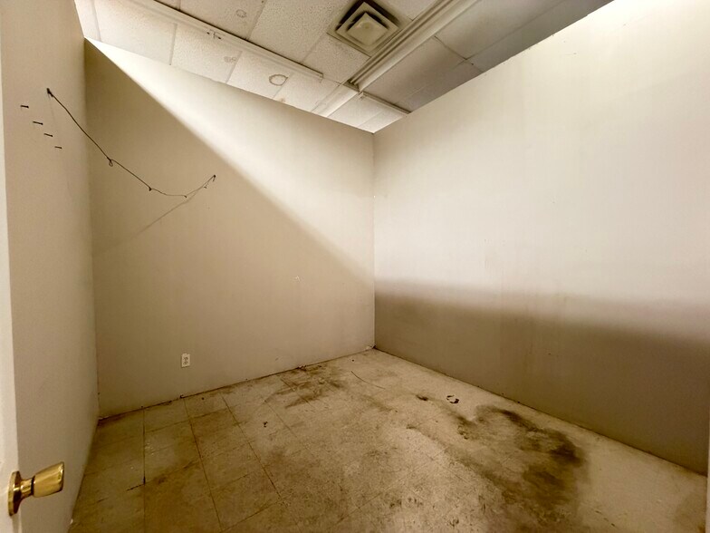 More Photos Of 5068 W Colonial Dr, Orlando Storefront For Sale