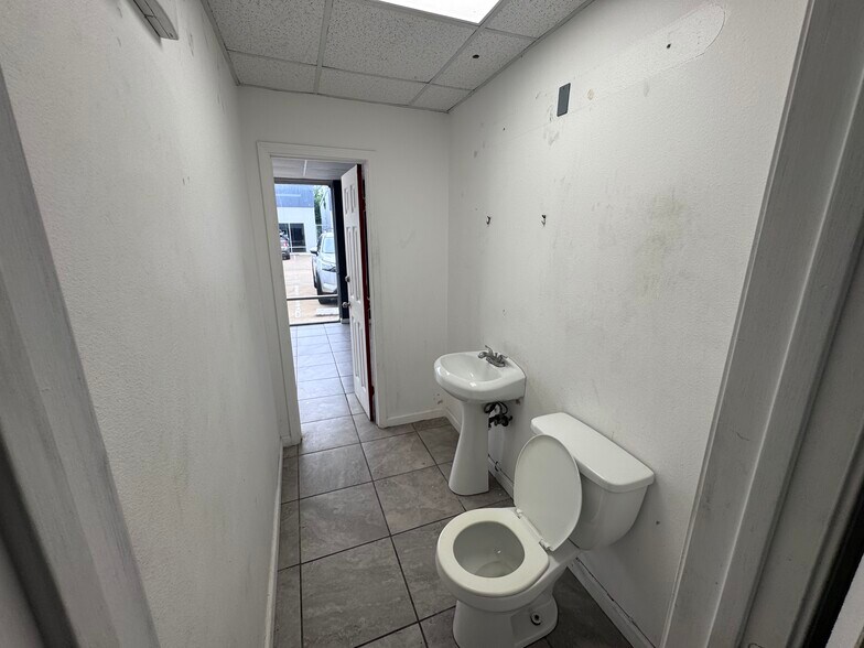 More Photos Of 6261 Richmond Ave, Houston Unknown For Lease