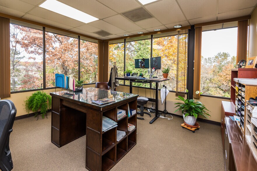 More Photos Of 1423 Randy Ln, Jefferson City Office For Sale
