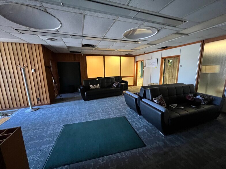 More Photos Of 136 Center St, Old Town Office For Sale