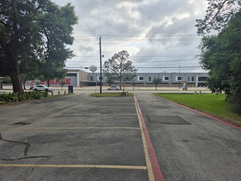 More Photos Of 17934 Kuykendahl Rd, Spring Storefront For Sale