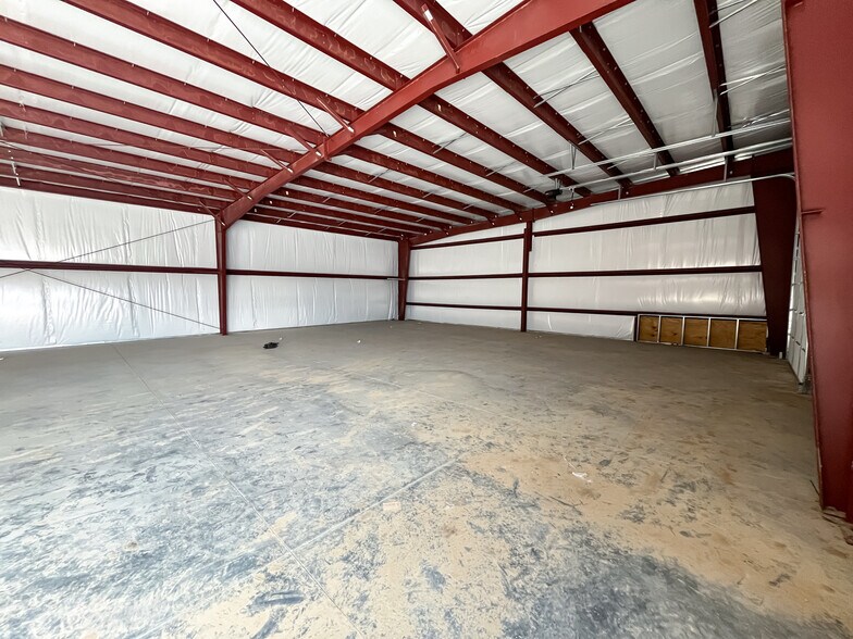 More Photos Of K-96 and Hoover, Wichita Flex For Lease