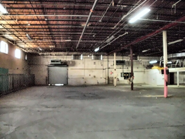 More Photos Of 670 W 20th St, Hialeah Warehouse For Lease