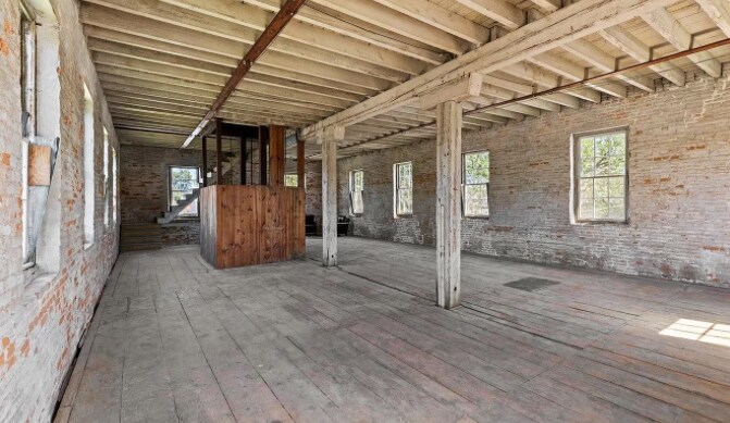 More Photos Of 26 N. Hart Street, Manheim Flex For Lease