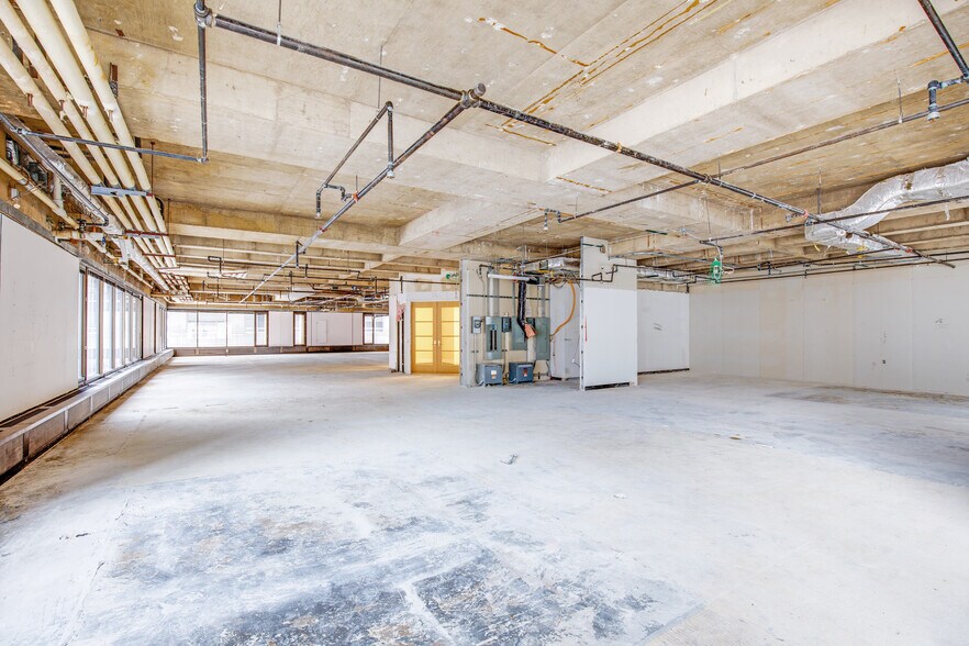 More Photos Of 55 W Wacker Dr, Chicago Office For Sale