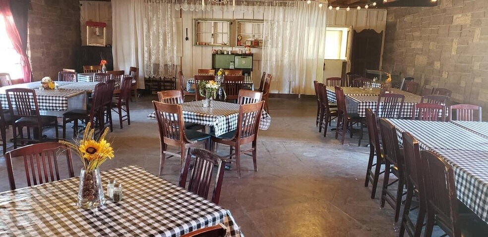 More Photos Of 607 W Main St, Payson Bar For Sale