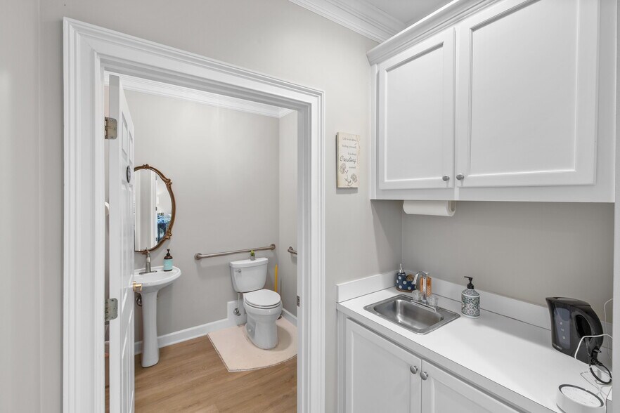 More Photos Of 555 Sun Valley Dr, Roswell Office For Lease