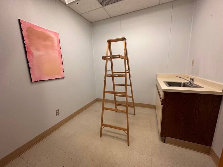 More Photos Of 811 N Macomb St, Monroe Office For Sale