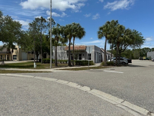More Photos Of 7361 International Pl, Sarasota Showroom For Lease