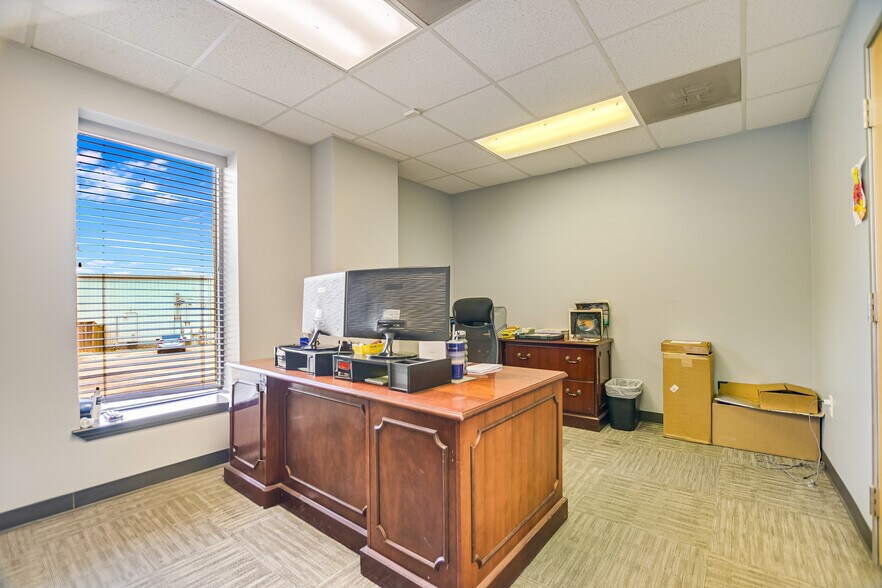 More Photos Of 271 Commercial Dr, Buda Warehouse For Sale