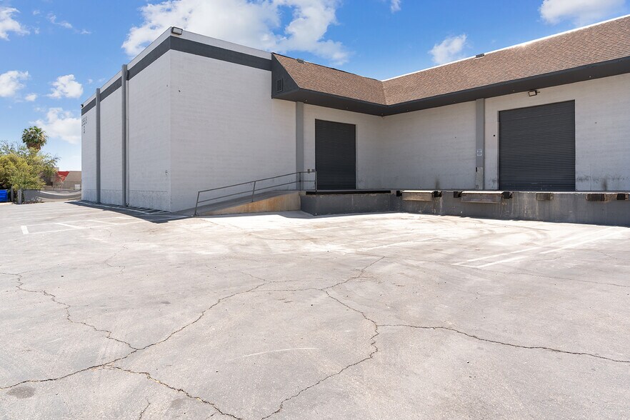 More Photos Of 3555 W Quail Ave, Las Vegas Warehouse For Lease