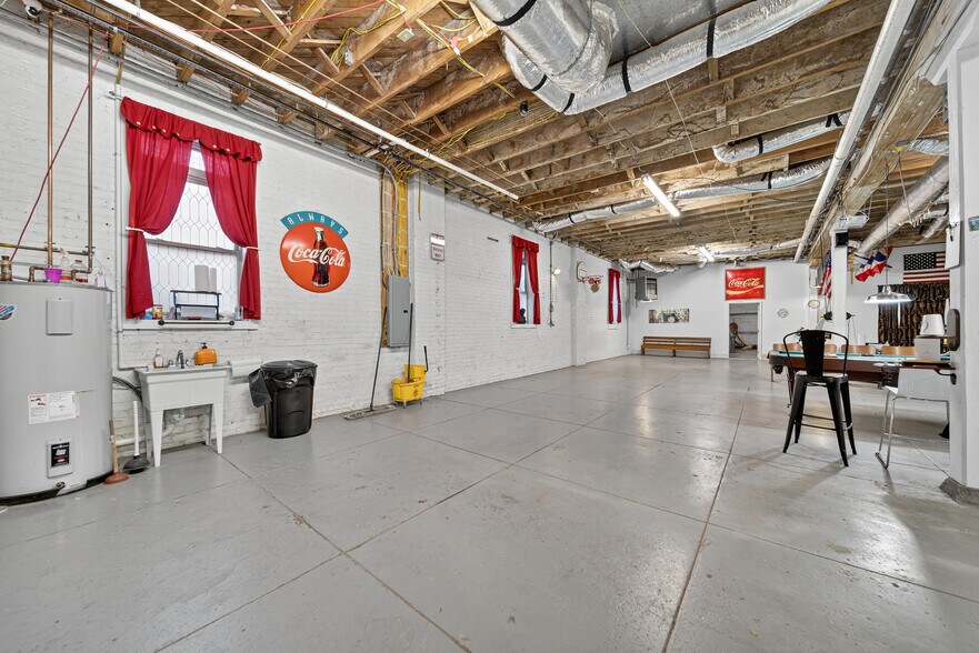 More Photos Of 109 7th Ave E, Springfield Flex For Sale