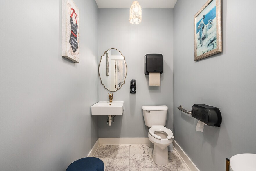 More Photos Of 738 E Main St, Belhaven Hotel For Sale