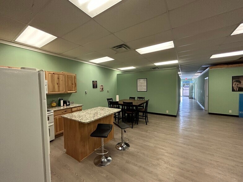 More Photos Of 1723-1729 George Washington Mem Hwy, Yorktown Warehouse For Lease
