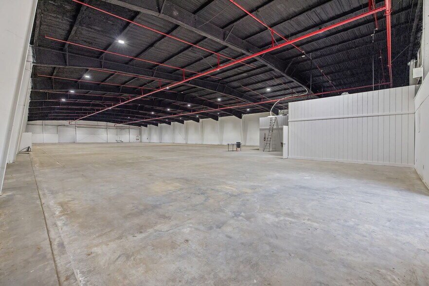 More Photos Of 8246 W Mineral King Ave, Visalia Warehouse For Lease
