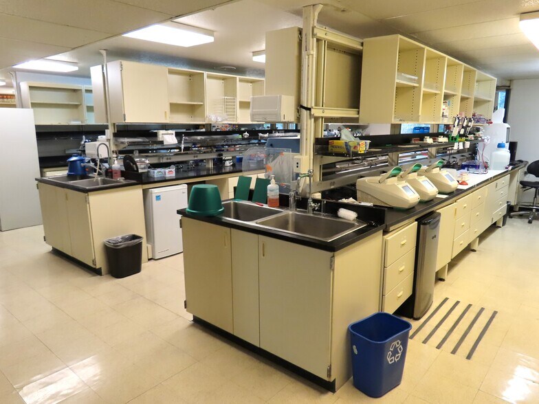 More Photos Of 1910-1920 5th St, Davis Light Manufacturing For Sale