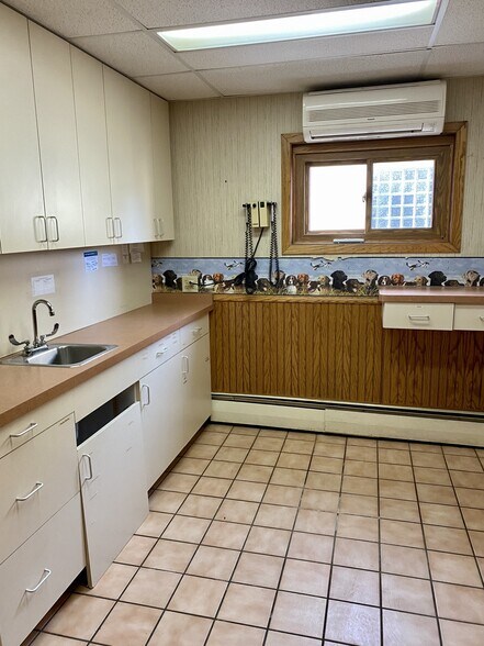 More Photos Of 3805 S Kinnickinnic Ave, Milwaukee Office Residential For Lease