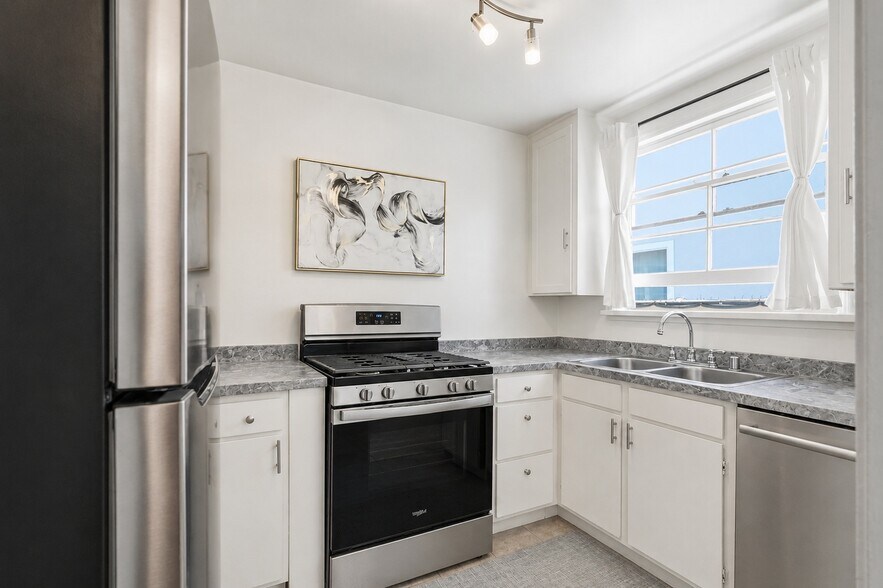 More Photos Of 521 Venice Way, Venice Apartments For Sale