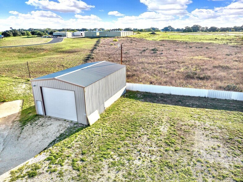 More Photos Of 389 Interstate 35 S, Devine Unknown For Lease