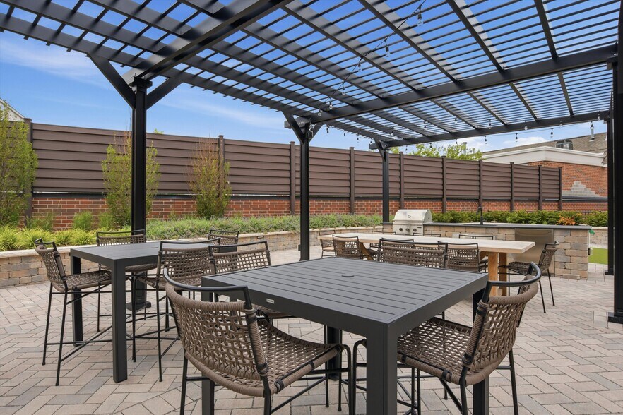 More Photos Of 1850 Glenview Rd, Glenview Apartments For Lease