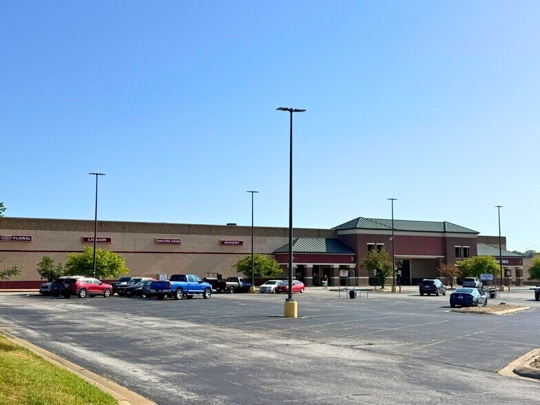 More Photos Of 2021 W Republic Rd, Springfield Supermarket For Sale