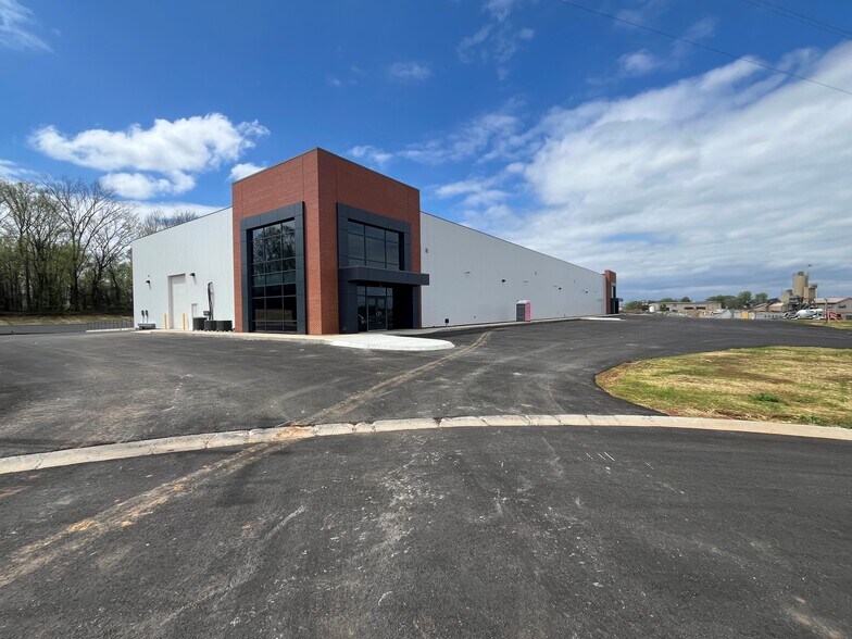 More Photos Of 111 Kapsia Way, Clarksville Warehouse For Sale