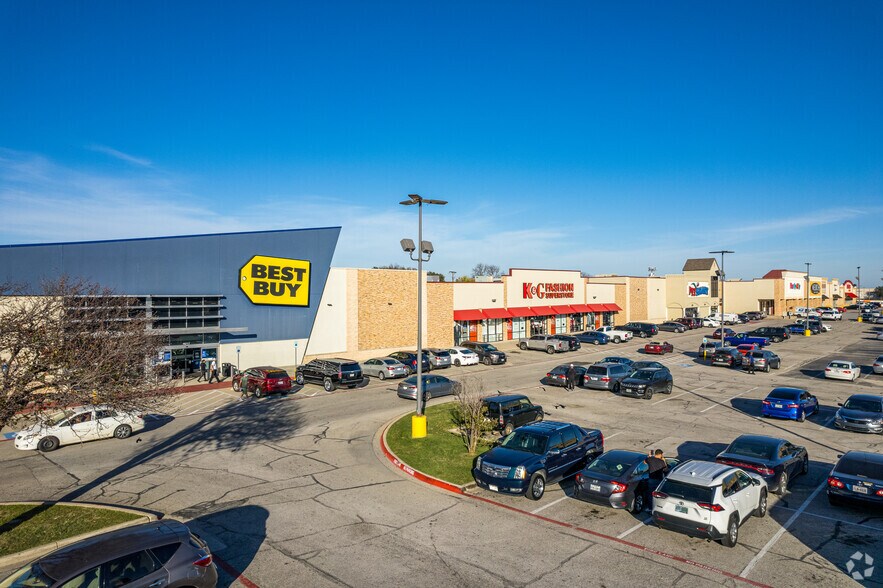 More Photos Of 3907-4025 W Airport Fwy, Irving Unknown For Lease